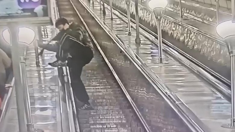 На эскалаторе в метро