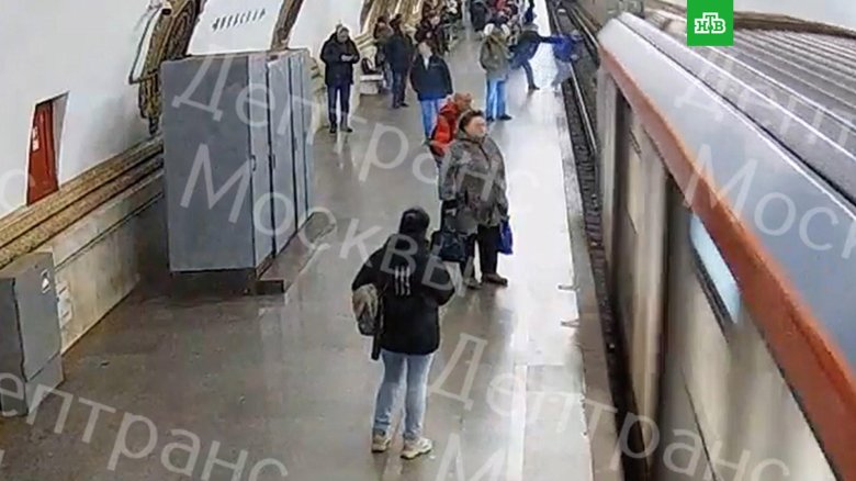 Человек попал под поезд метро