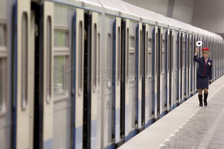 Дежурные по станции московского метрополитена