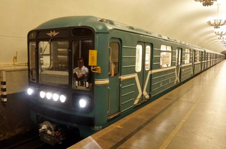 Метро поезда московского метрополитена