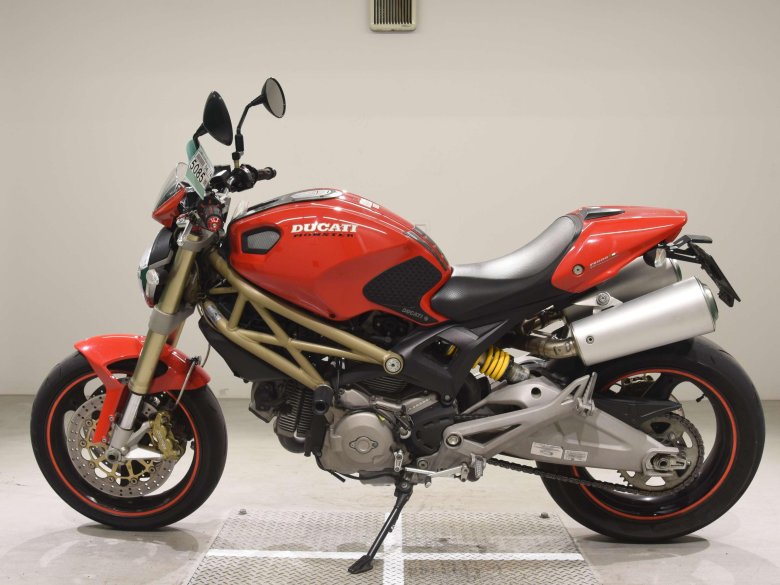 Мотоцикл дукати 696