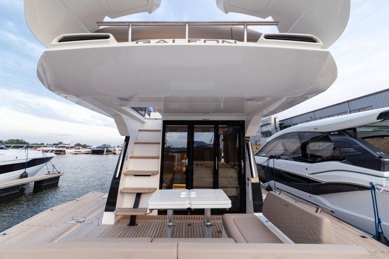 Galeon 640 fly