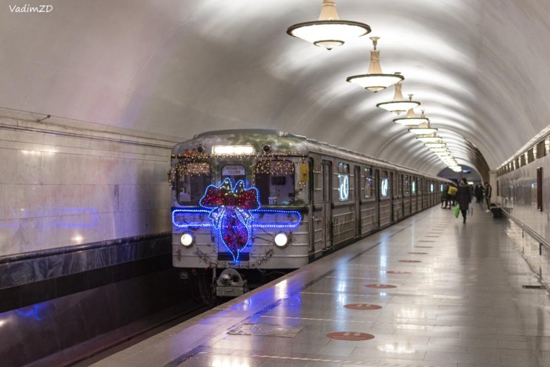 Новогодний поезд метро москва
