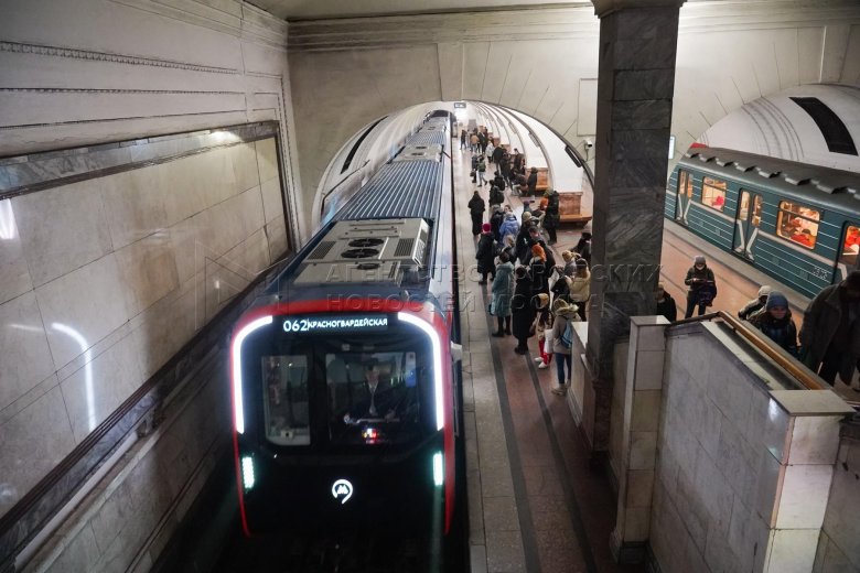 Метро москва поезд