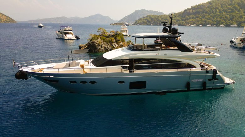 Морская яхта