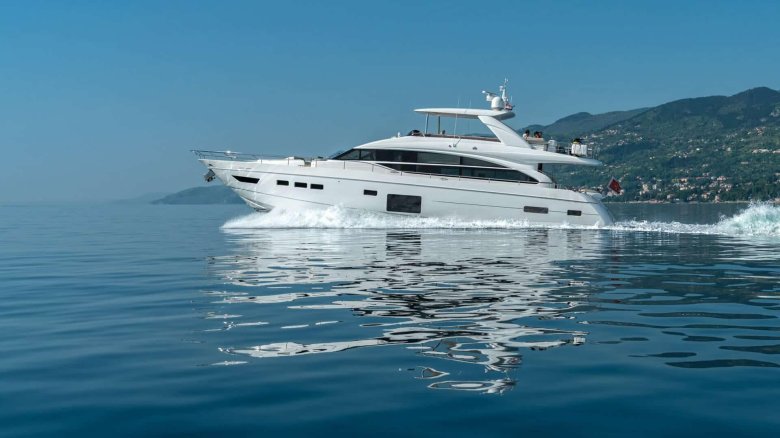 Яхта моторная princess 68