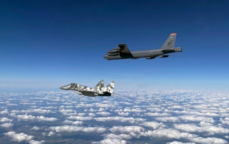 Бомбардировщик в-52н ввс сша