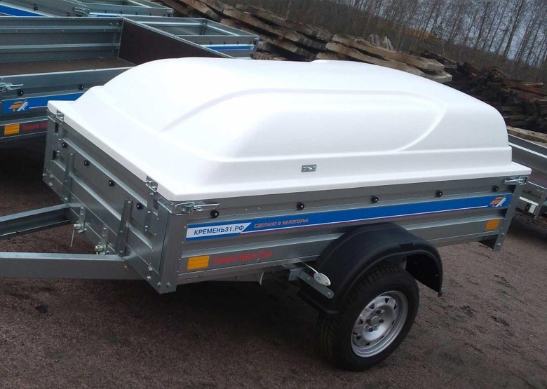 Прицеп с пластиковой крышкой