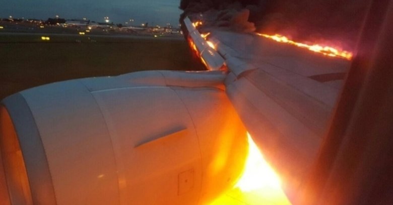 Горит двигатель самолета