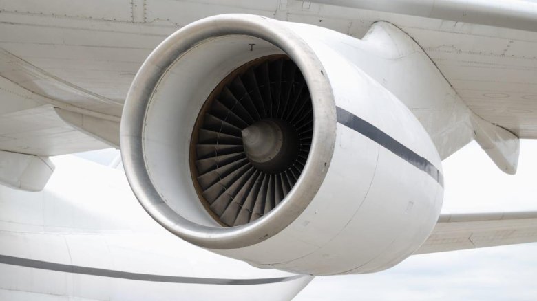 Самолет с двигателями над крыльями