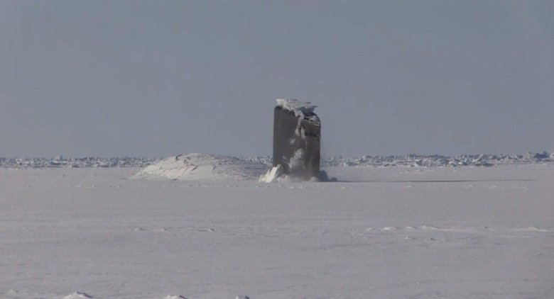 Всплытие подводной лодки на северном полюсе