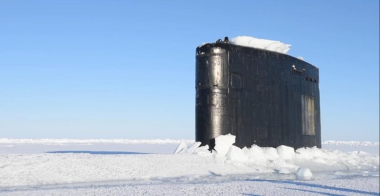 Всплытие подводной лодки в арктических льдах