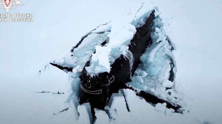 Всплытие подводной лодки в арктических льдах 2021