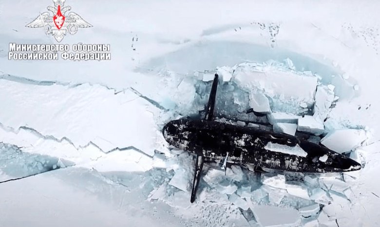 Всплытие 3 подводных лодок в арктике