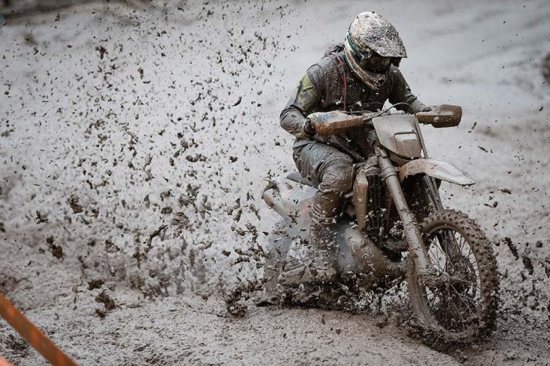 Мотоцикл кроссовый эндуро ктм весь в грязи