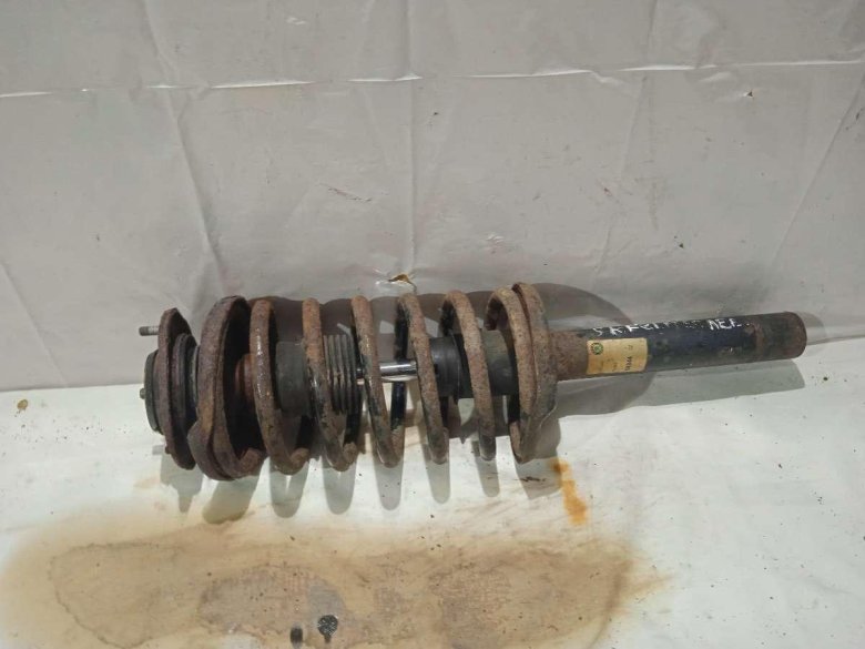 Стойка амортизатора передняя правая volkswagen