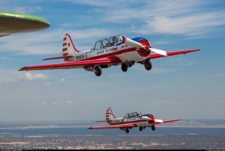 Учебный самолет як 52