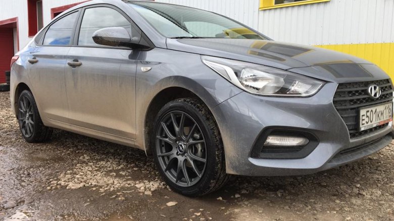 Серый hyundai solaris