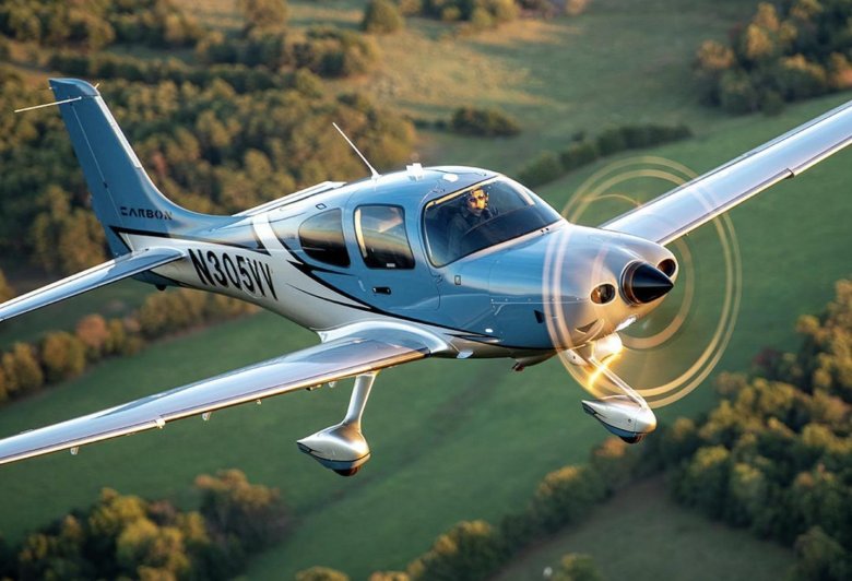 Самолет cirrus sr22