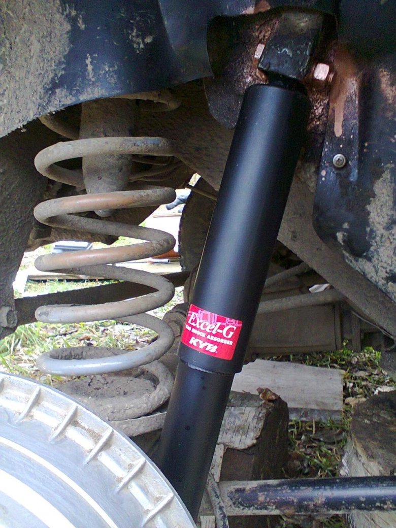 Амортизатор шеви нива задний kyb