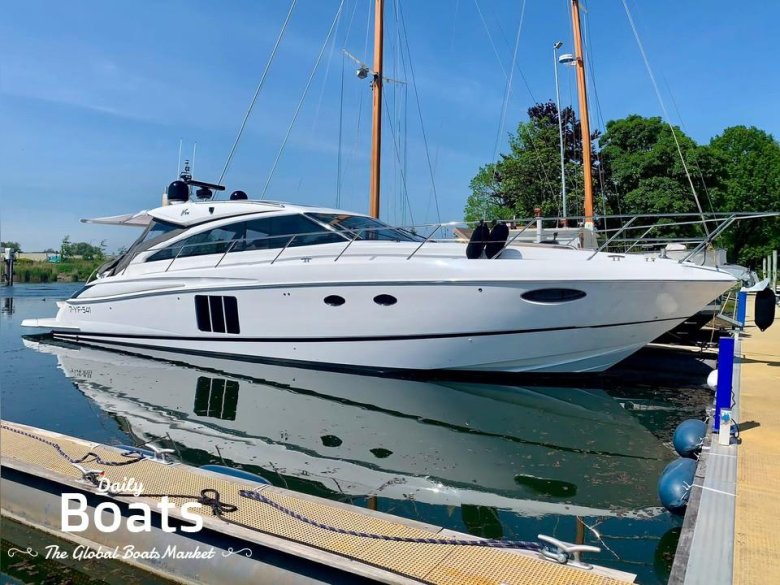 Спортивная яхта