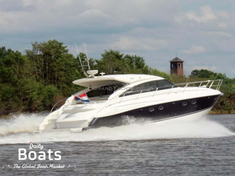 Яхта моторная