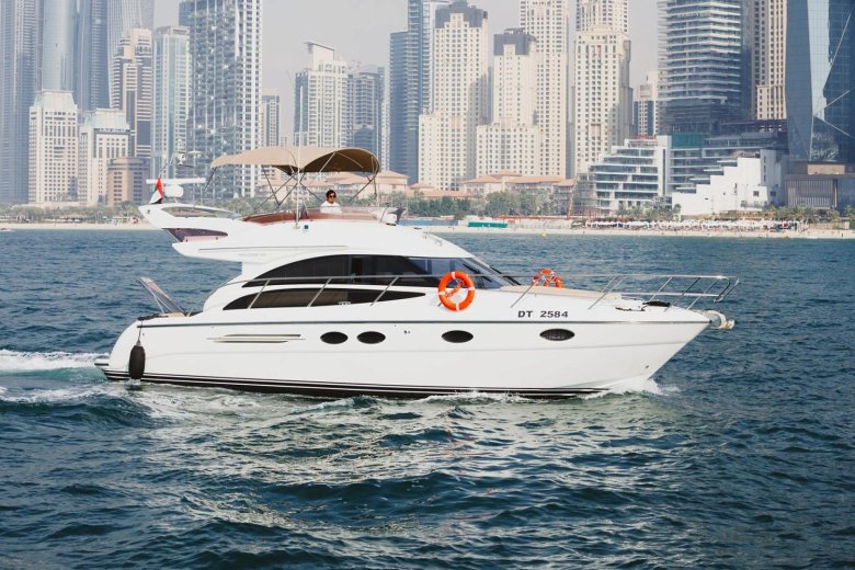 Яхта в дубае