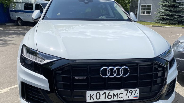 Ауди белая большая