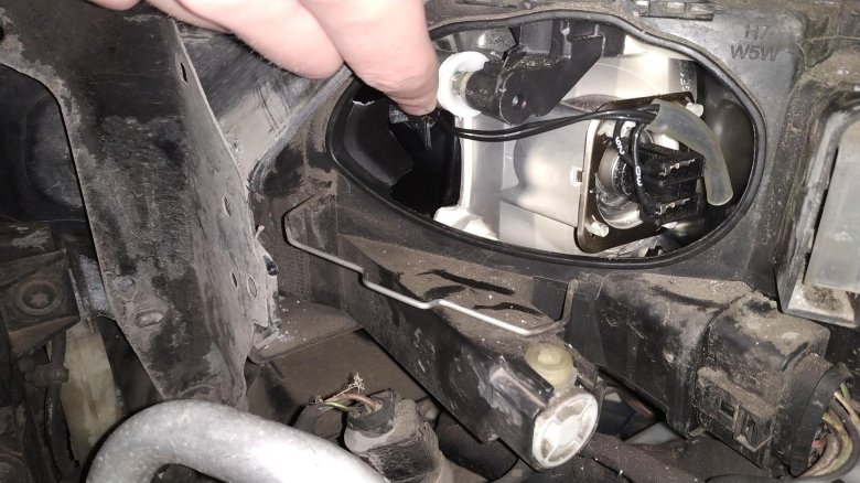 Замена лампы ближнего света