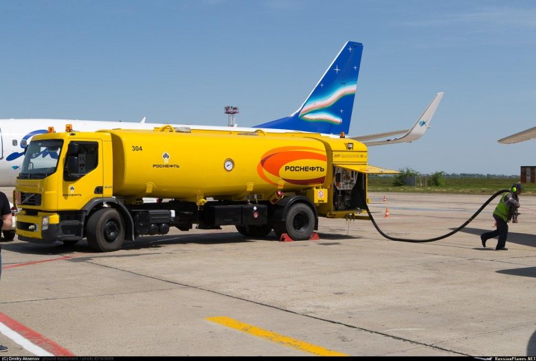 Топливозаправщик роснефть аэро