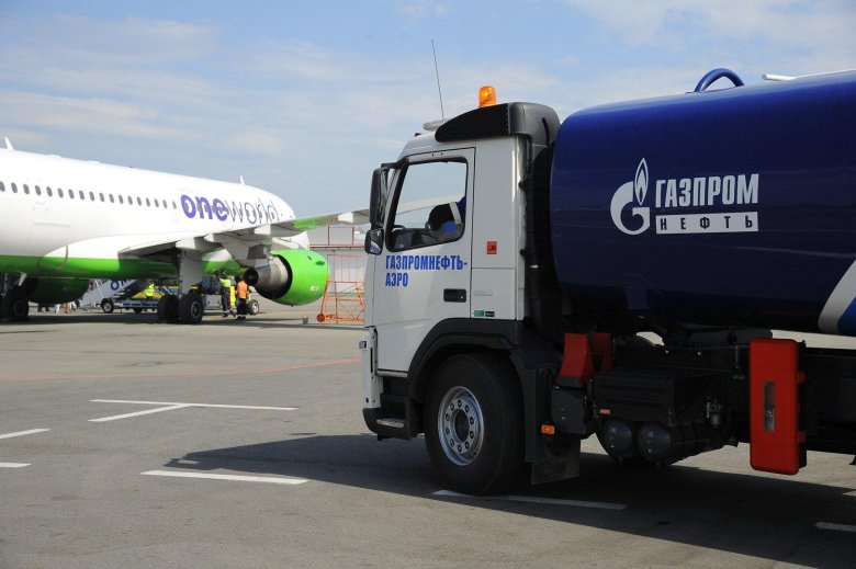 Топливозаправщик газпром аэро