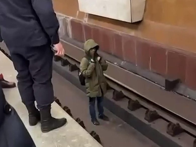 Красноармеец в метро на рельсах