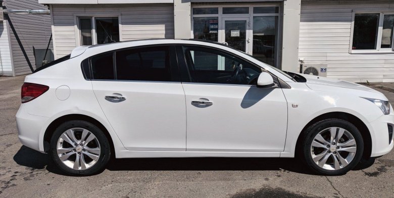 Шевроле круз хэтчбек белый