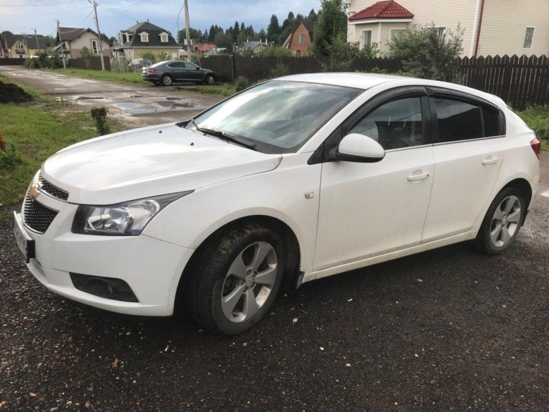 Шевроле круз хэтчбек белый