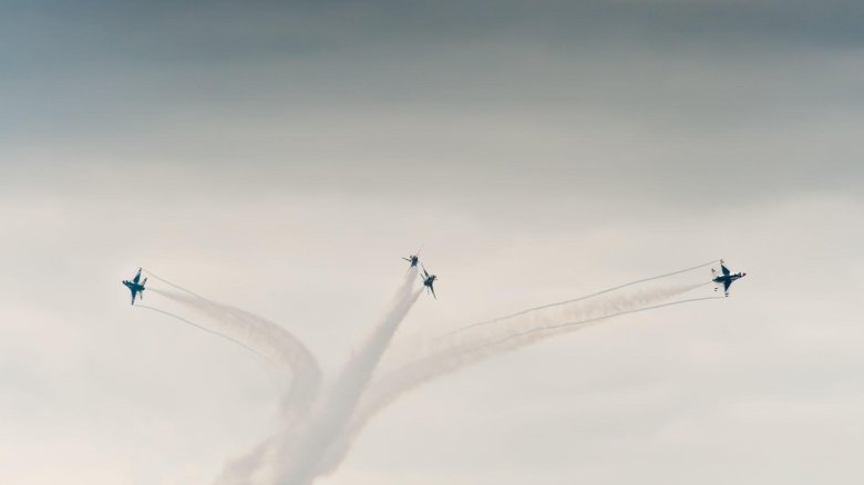 Фигура в небе самолетами