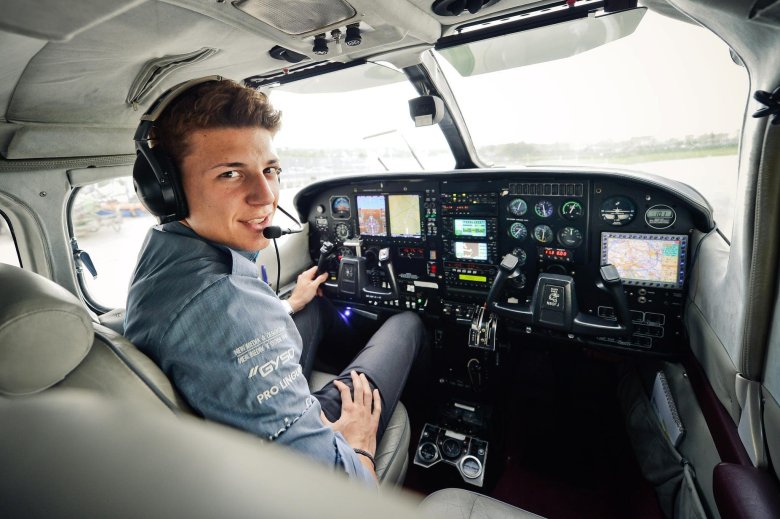 Девушка пилот гражданской авиации