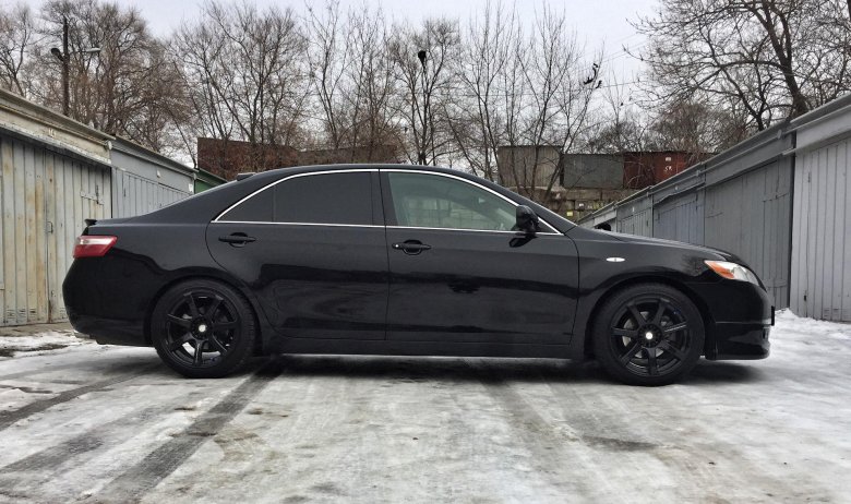 Черная тойота камри