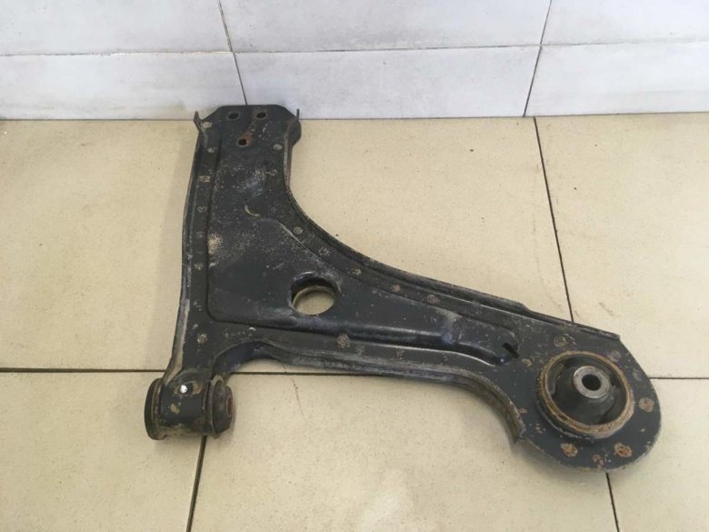 Рычаг передней правый