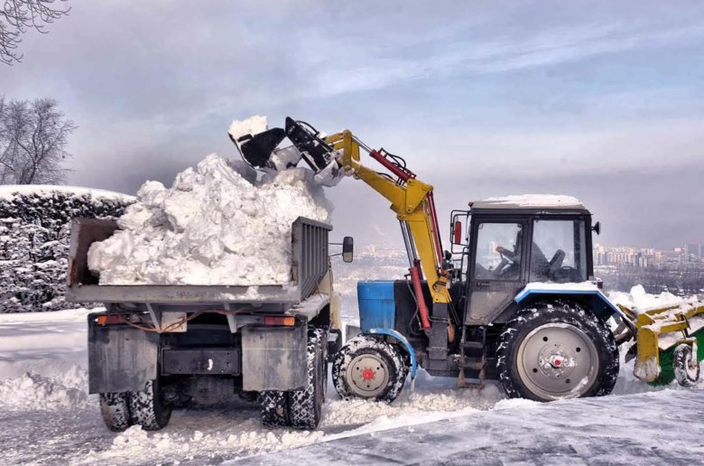 Трактор для уборки снега