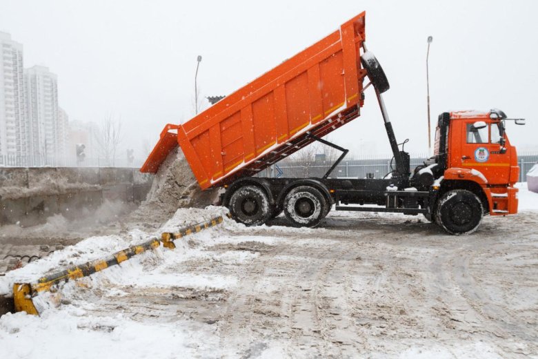 Самосвал со снегом