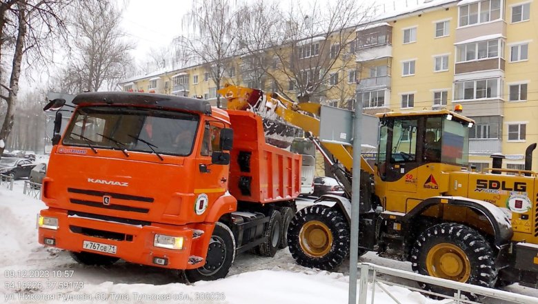 Уборка снега трактором