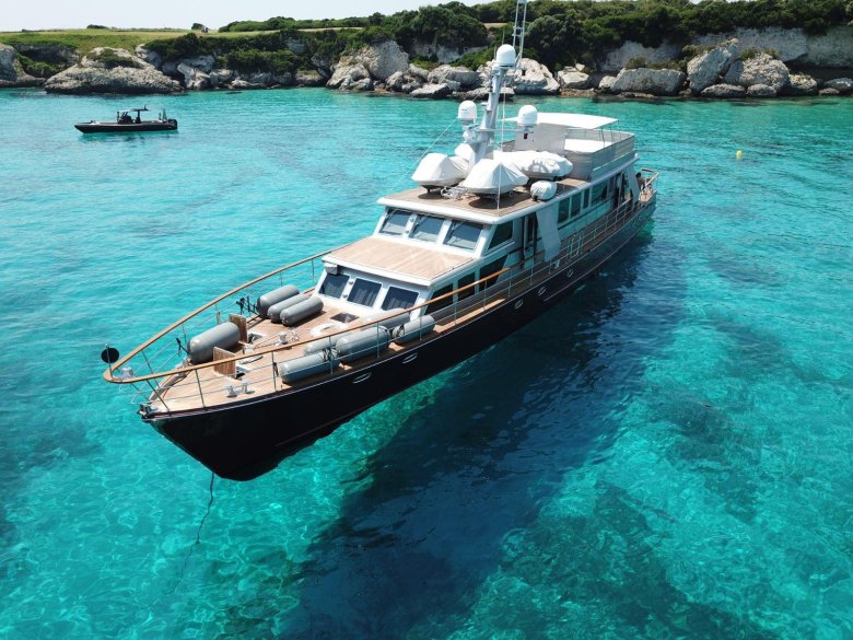 Яхта в море