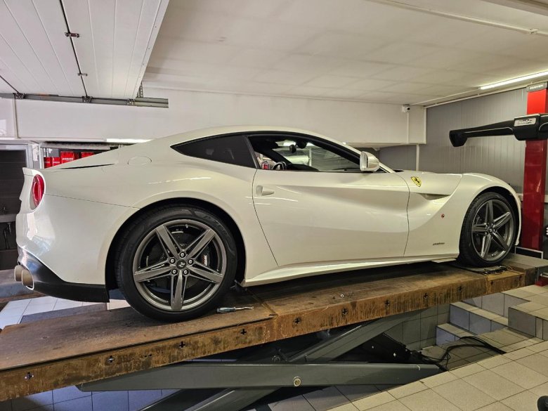 Феррари ф 12 берлинетта