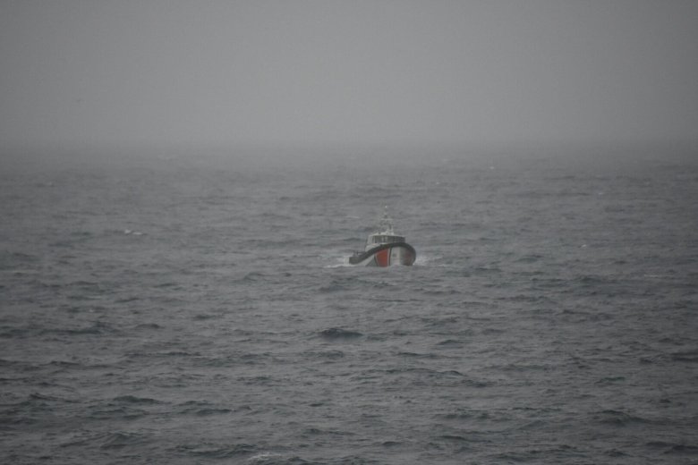 Потопленное судно у берега