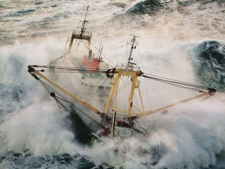Рыболовные траулеры баренцево море