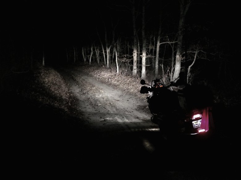 Мотоцикл ночью в лесу