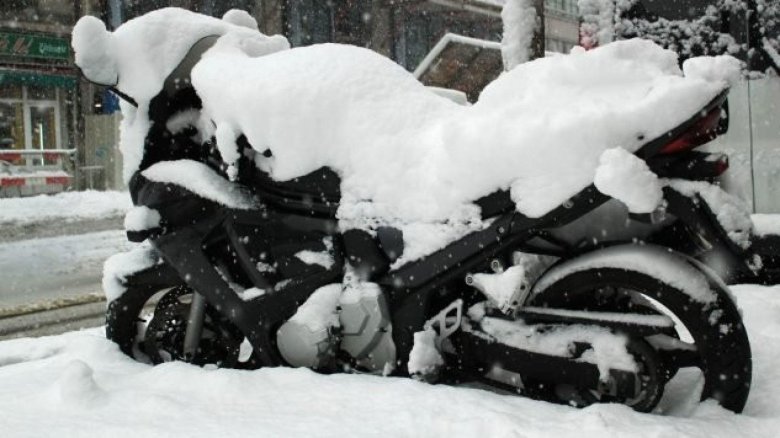Мотоцикл в снегу
