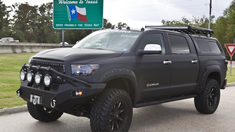 Машина toyota tundra