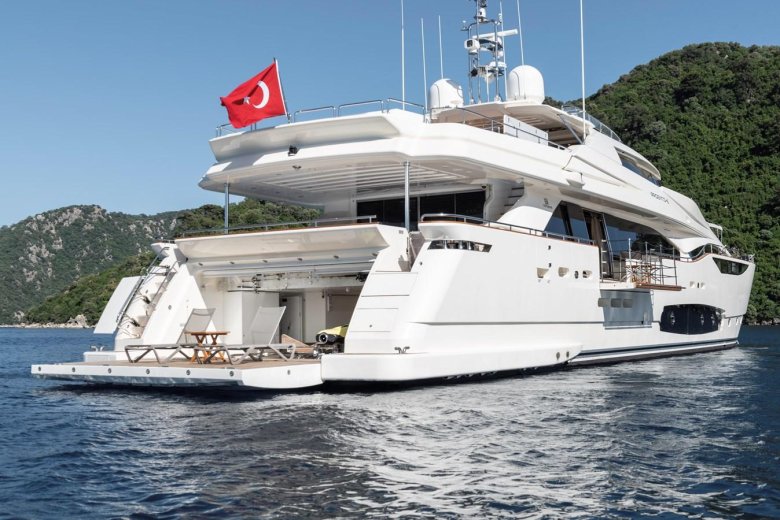 Красивая яхта