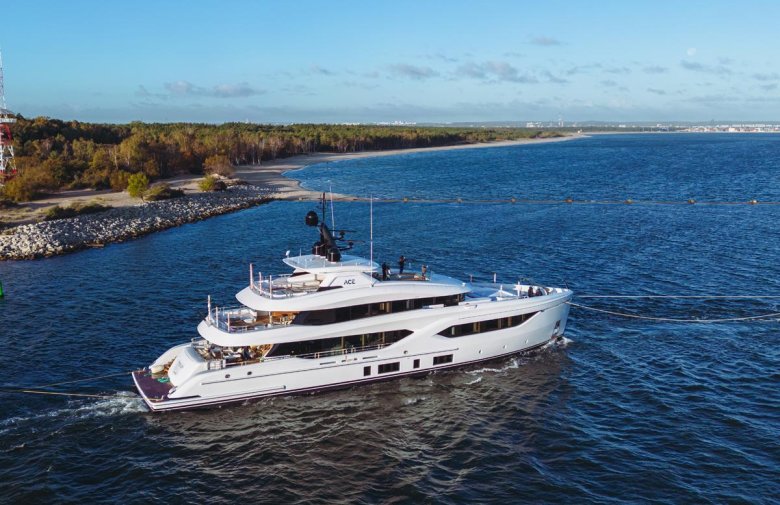 Majesty 140 yacht